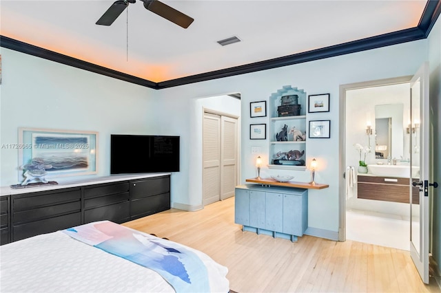 bedroom featuring light hardwood / wood-style floors, sink, a closet, ornamental molding, and ceiling fan