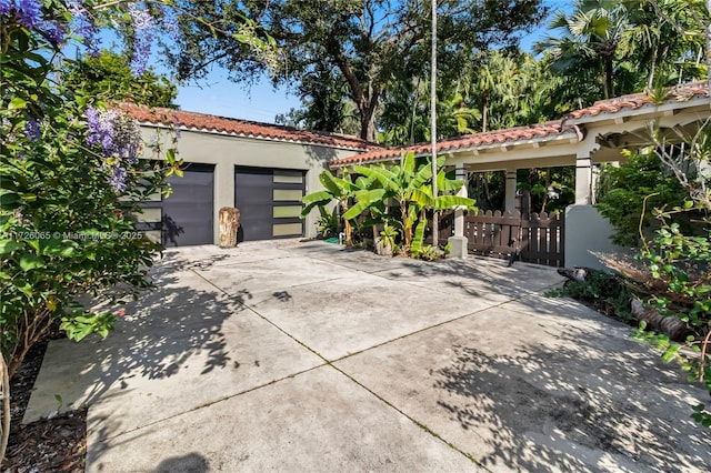 view of front facade featuring a garage