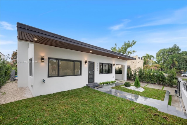 view of front of property with a front yard