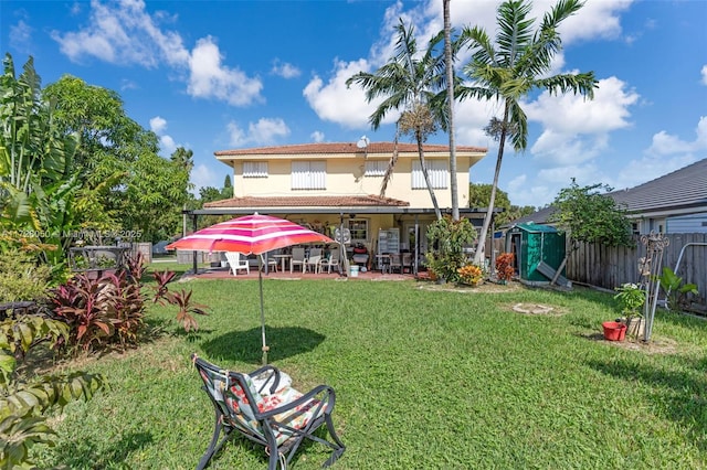 view of yard featuring a patio area