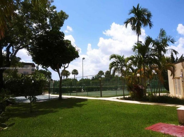 view of property's community featuring a lawn