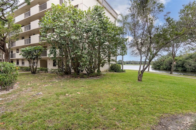 view of yard featuring a water view