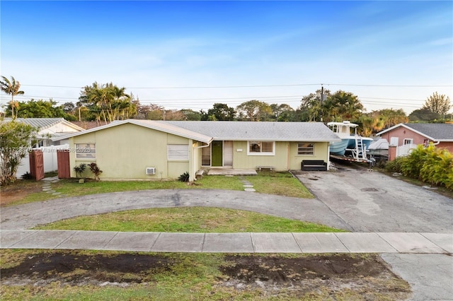 view of front of home featuring a front yard