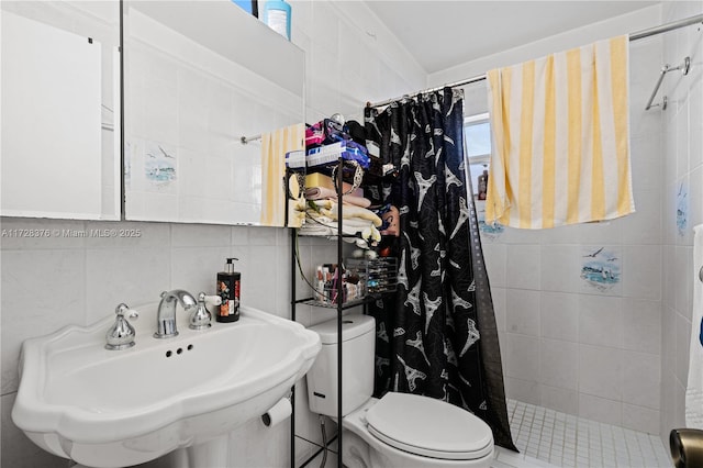 bathroom with toilet, tile walls, backsplash, sink, and a shower with shower curtain