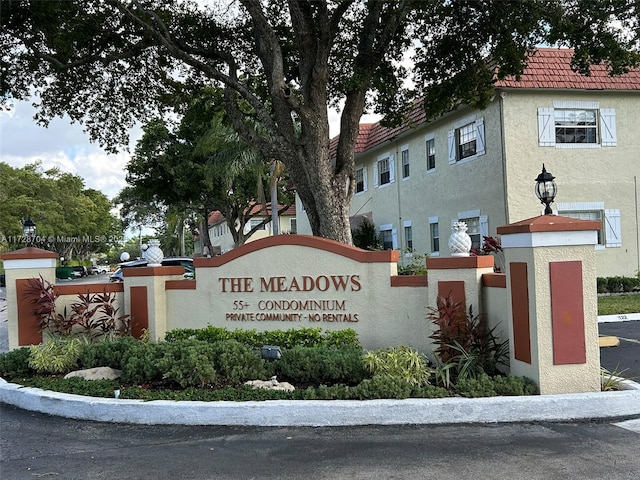 view of community / neighborhood sign