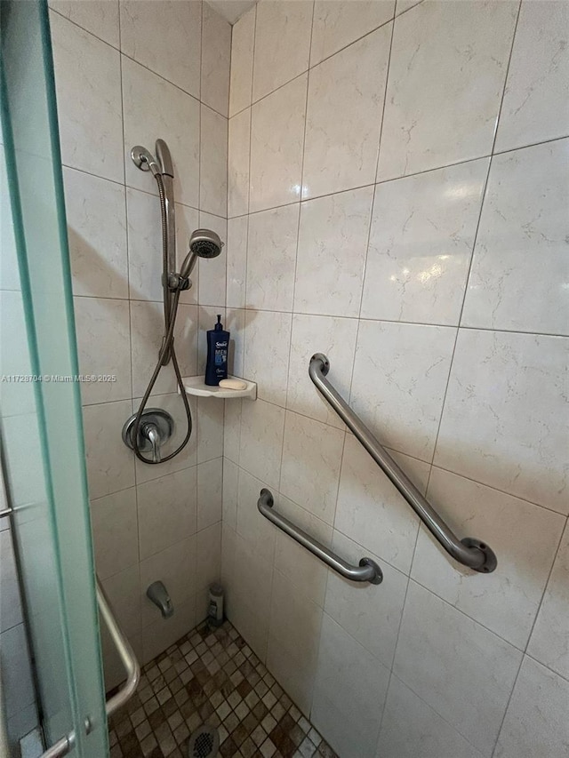 bathroom featuring tiled shower