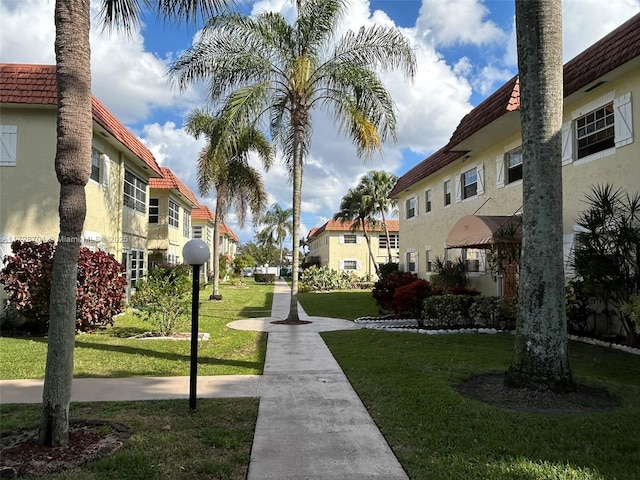 view of property's community featuring a yard