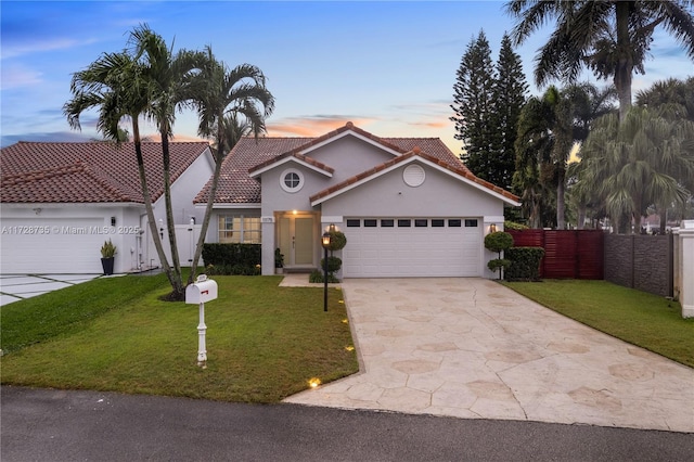 view of front facade featuring a garage and a yard