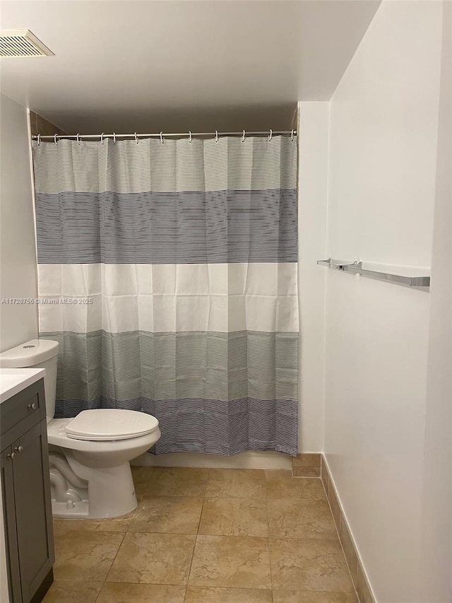 bathroom featuring curtained shower, toilet, and vanity