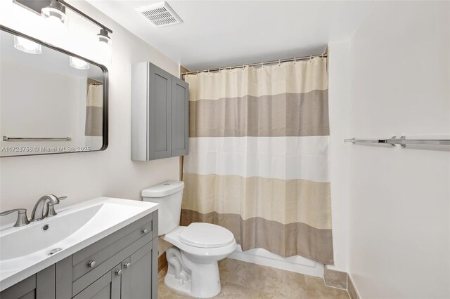 2009 SE 10th Ave Unit 302, Fort Lauderdale, FL 33316 - full bath featuring toilet, vanity, and a shower with curtain
