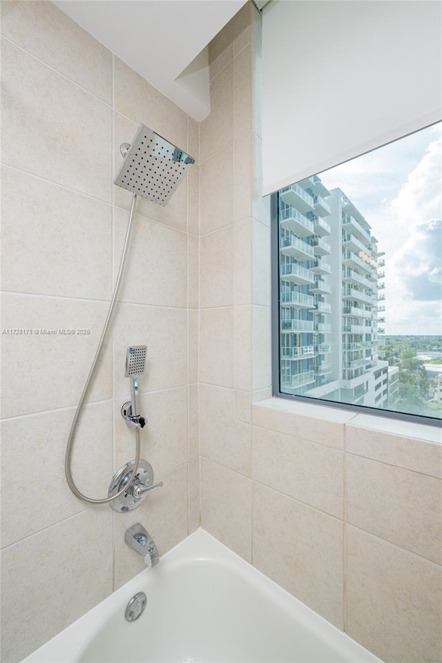 bathroom featuring tiled shower / bath