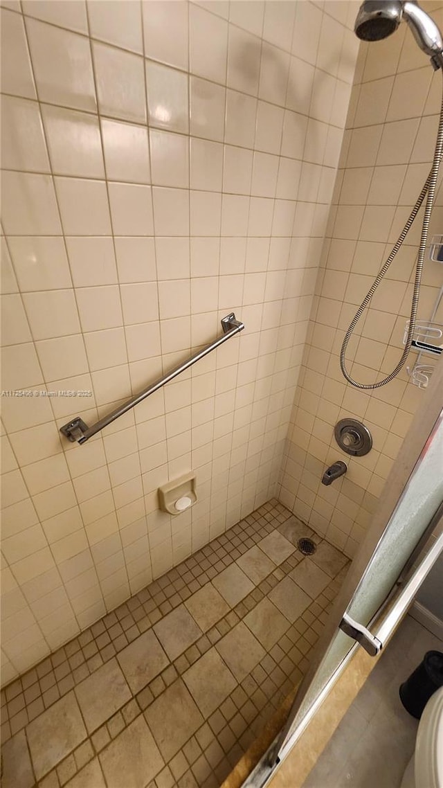 bathroom featuring tiled shower