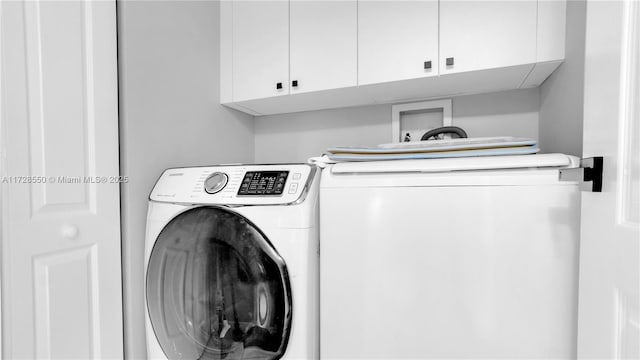 laundry room with cabinets and independent washer and dryer