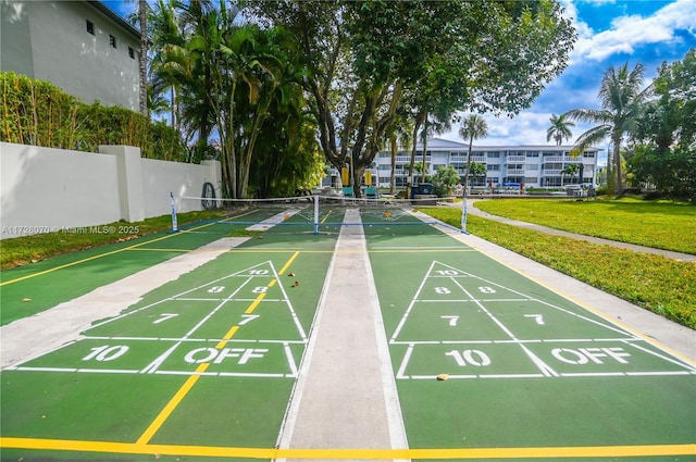 view of property's community featuring a lawn