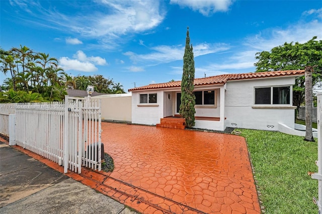 view of front of property featuring a patio area