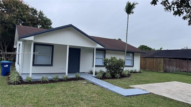 view of front of property featuring a front yard