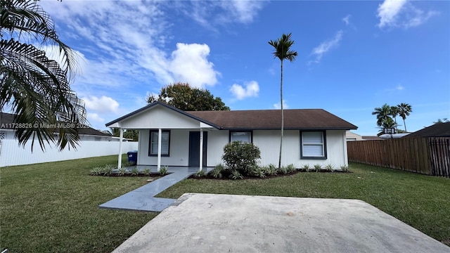 view of front facade featuring a front lawn