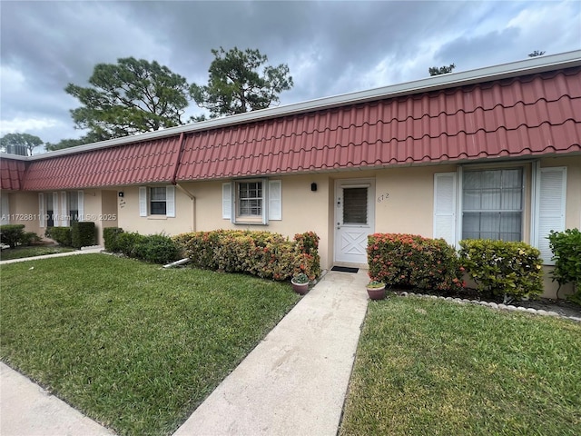 single story home featuring a front yard