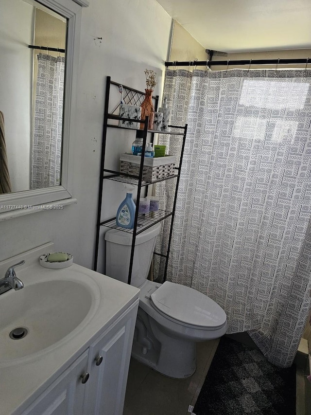 full bath with curtained shower, vanity, and toilet