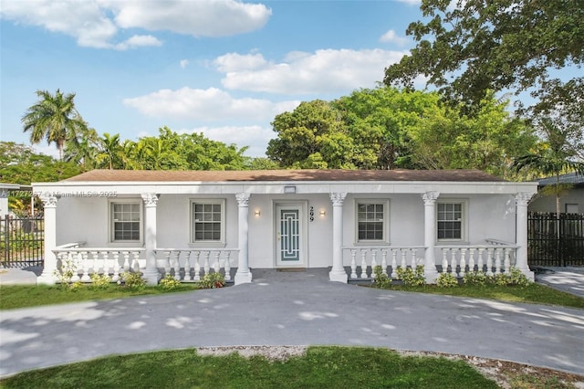 view of front of property