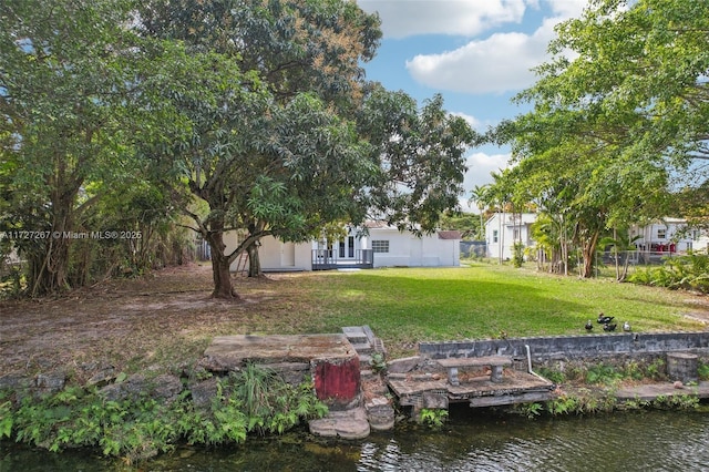 view of yard featuring a water view