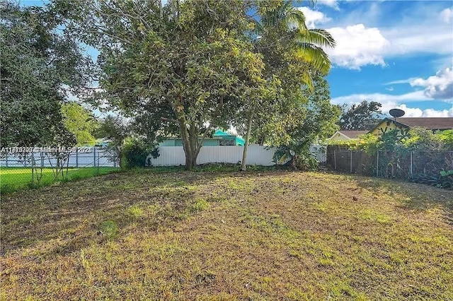 view of yard featuring a fenced backyard