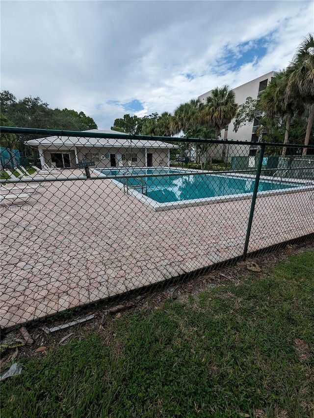 view of swimming pool