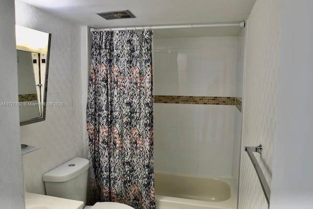 full bathroom with toilet, vanity, and shower / bath combo