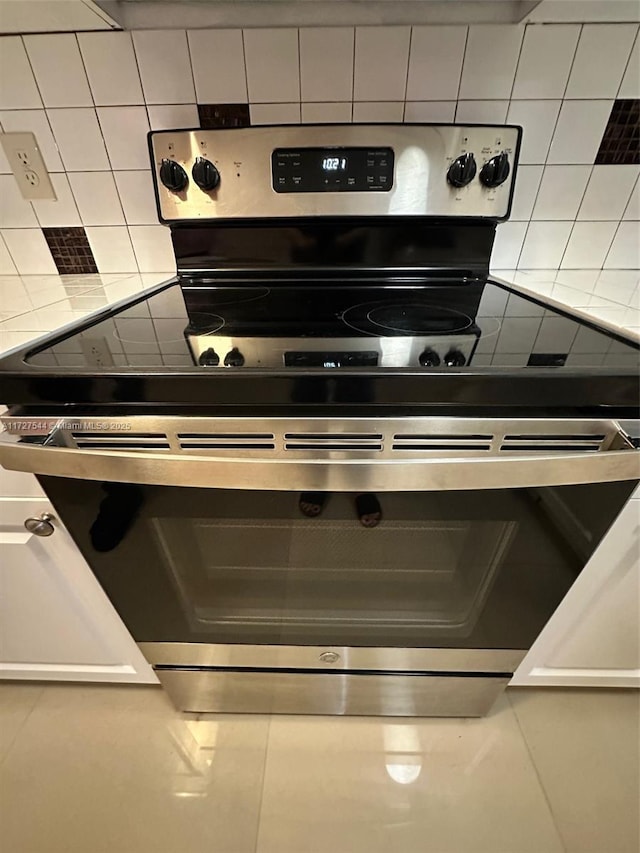 room details featuring tasteful backsplash and electric range