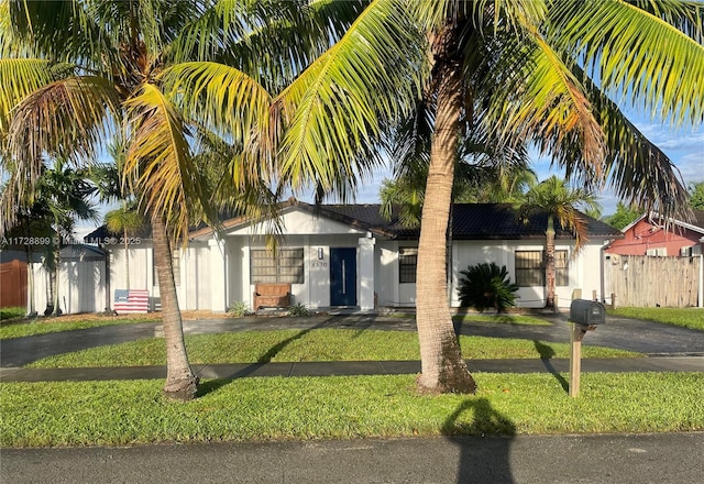 view of front of property featuring a front yard