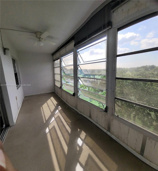 sunroom / solarium with ceiling fan