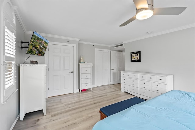 bedroom featuring a ceiling fan, light wood-type flooring, visible vents, and crown molding