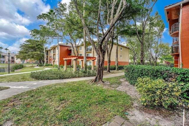 view of yard featuring a pergola