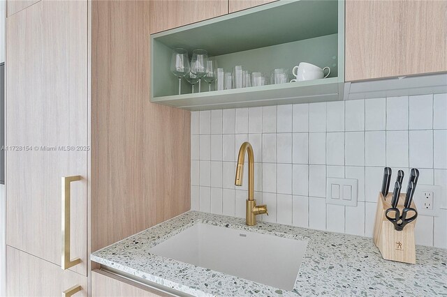 bathroom with sink and backsplash