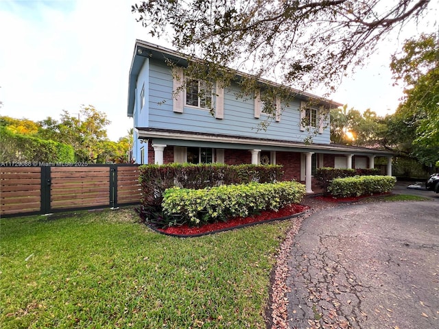 view of front of home featuring a front lawn