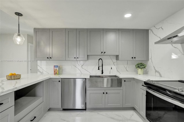 kitchen with tasteful backsplash, sink, hanging light fixtures, gray cabinets, and electric range