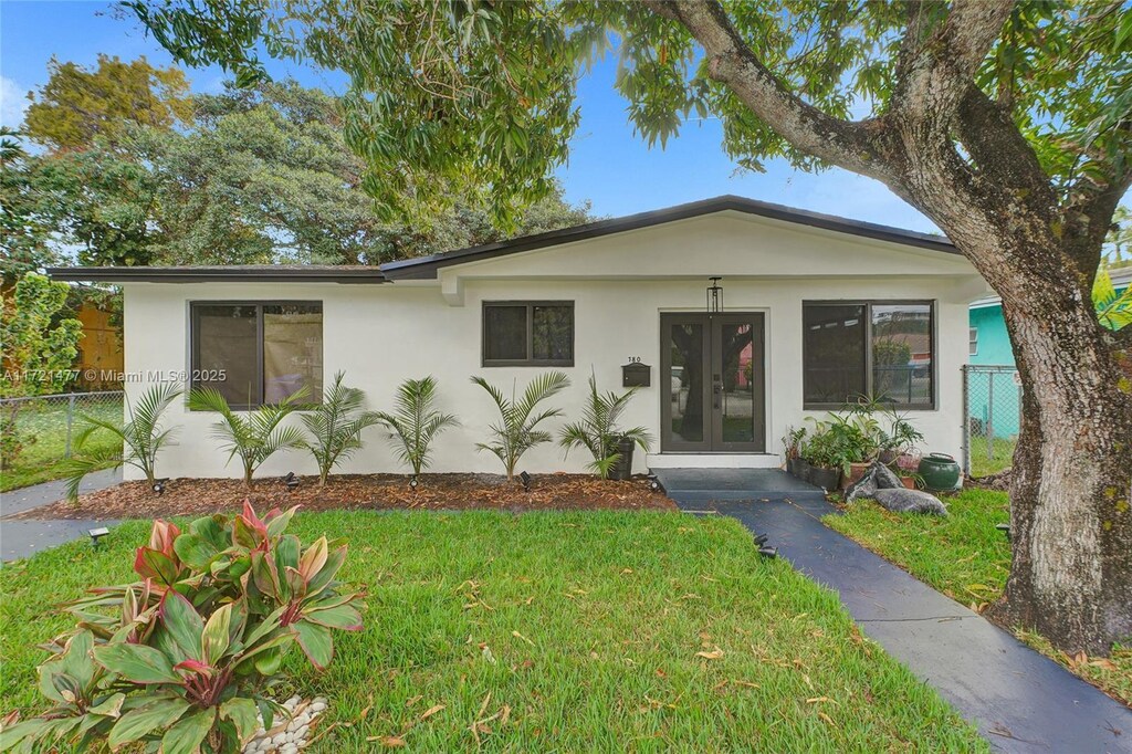 single story home with a front lawn