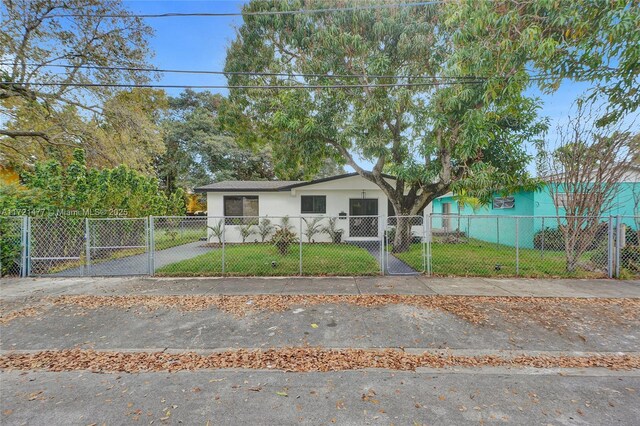 view of front of home featuring a front lawn