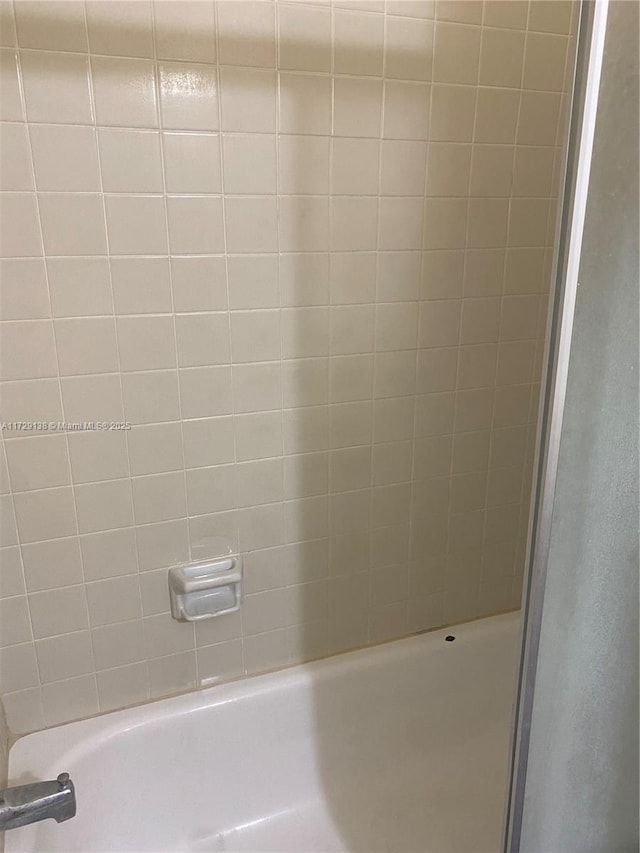 bathroom featuring tiled shower / bath combo