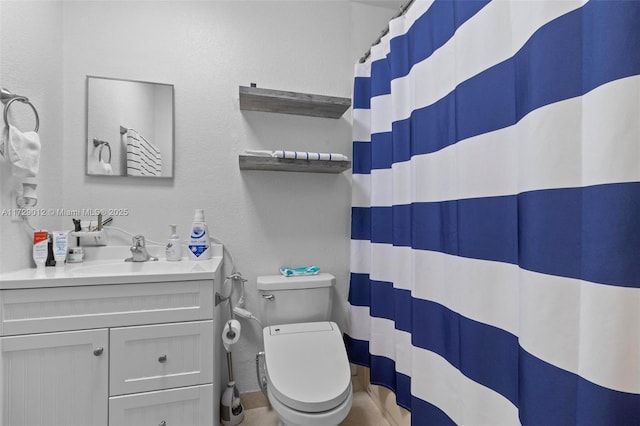 bathroom with a shower with curtain, vanity, and toilet