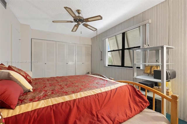 bedroom featuring ceiling fan, a closet, and a textured ceiling