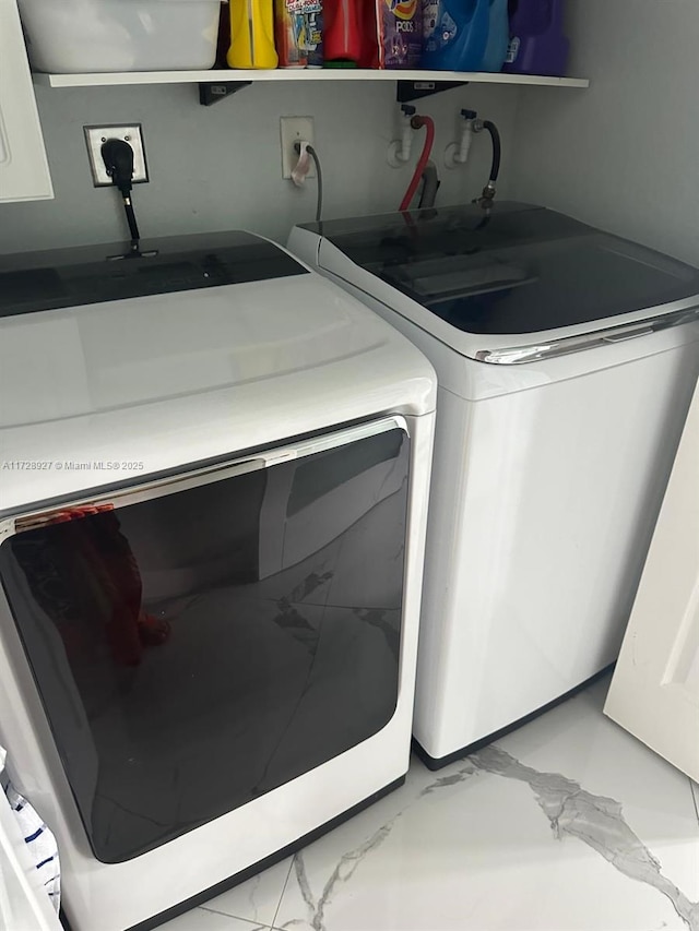 washroom featuring washer and clothes dryer