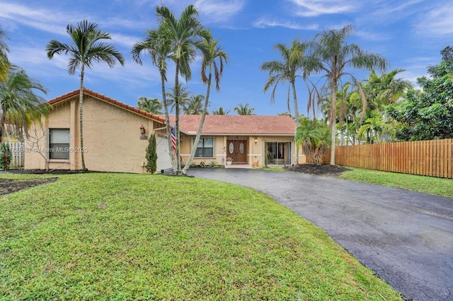 single story home featuring a front lawn