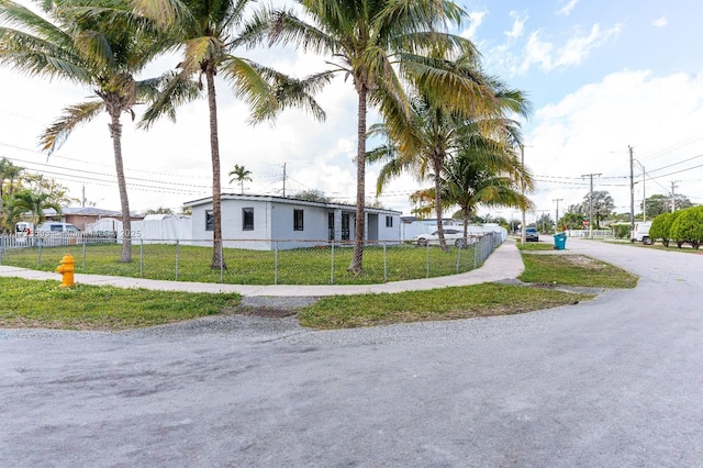 view of front of property with a front yard