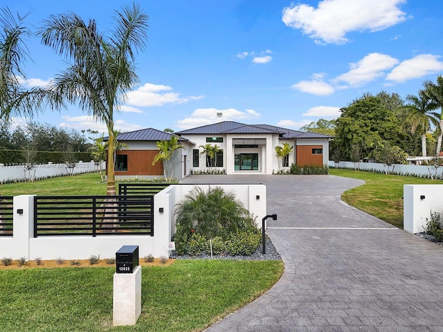 view of front of property featuring a front yard