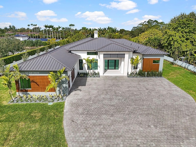 view of front of property featuring a front yard