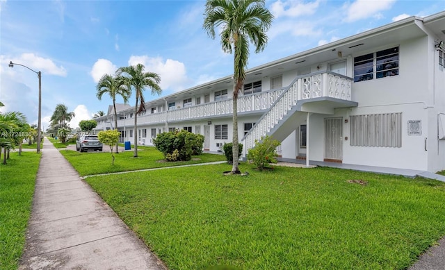 view of front of property featuring a front lawn