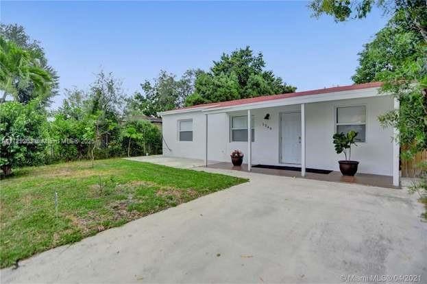 rear view of house featuring a yard