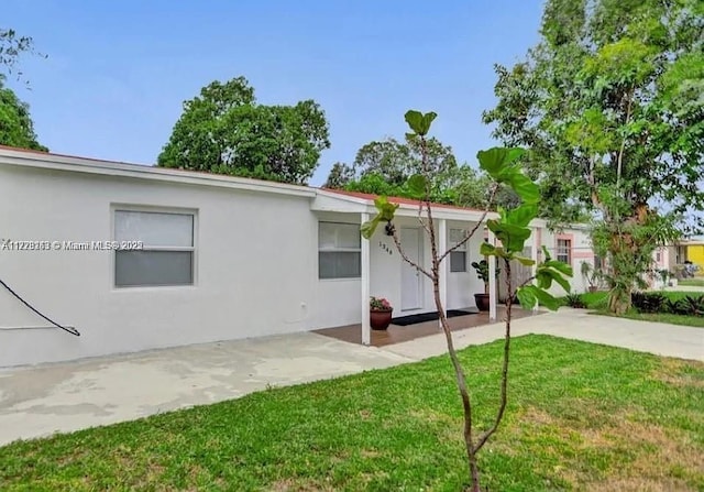 view of front of house with a front yard