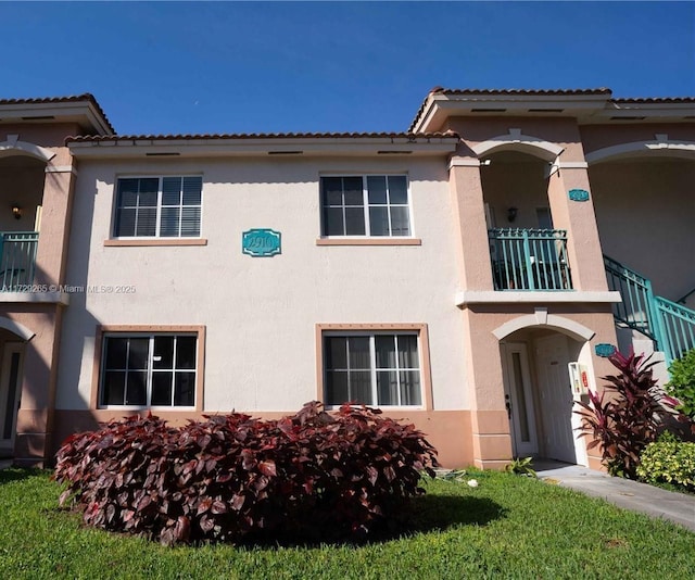 view of front of property featuring a balcony